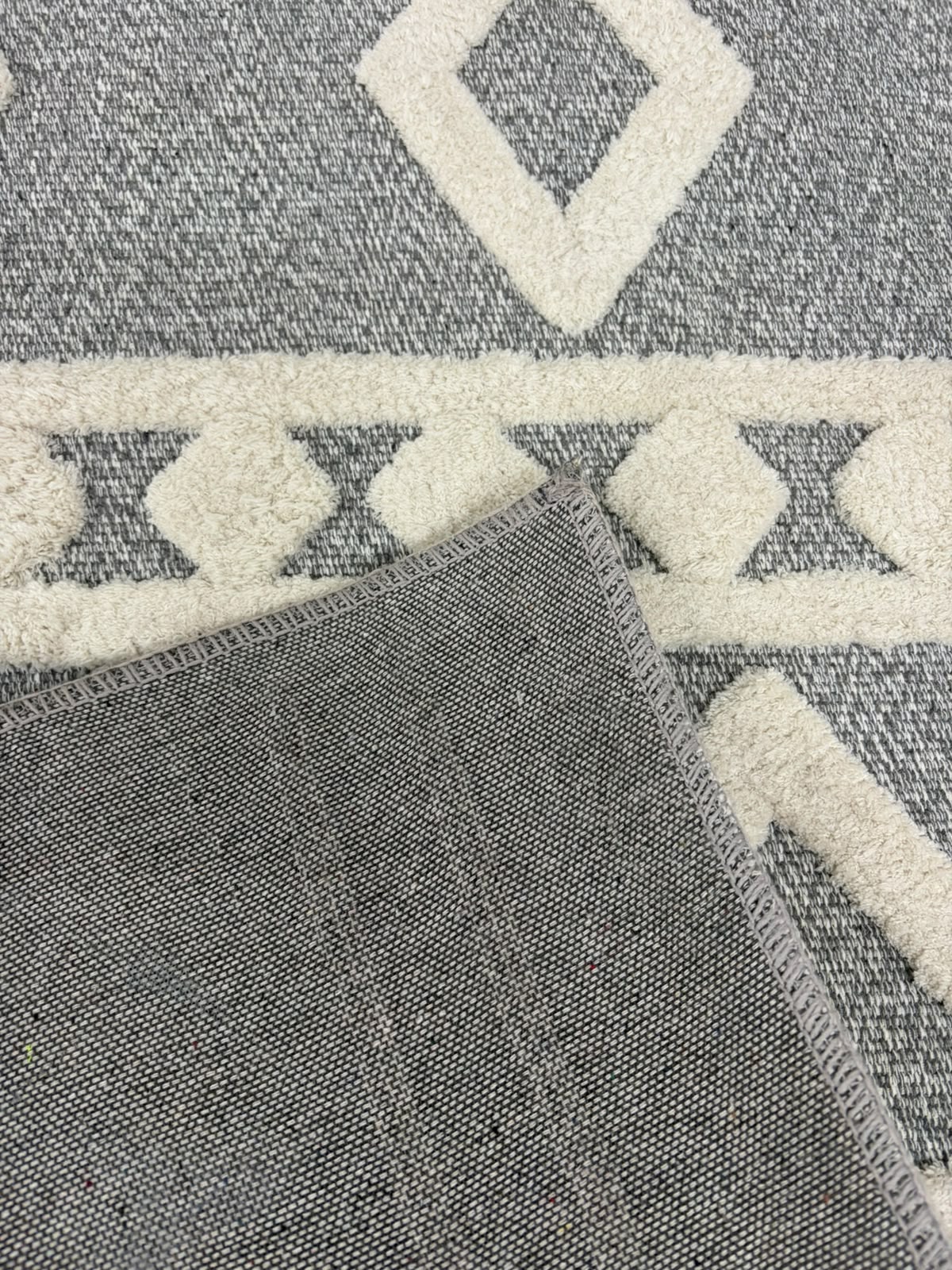 Tufted Geometric Rug Grey & Ivory - 200x300