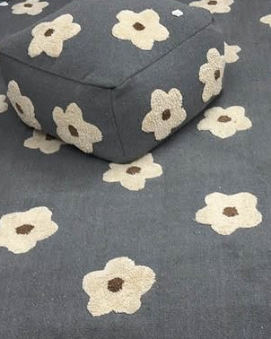 Flora tufted pouf and carpet 160 x 230