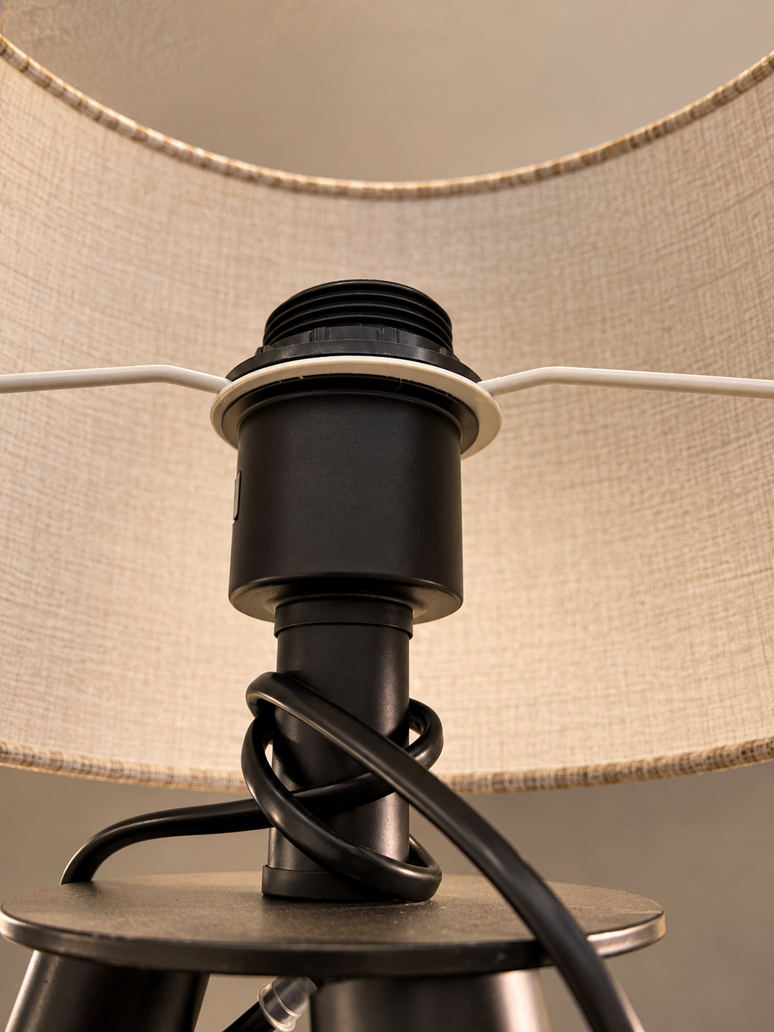 Standing Tripod Lamp - Black